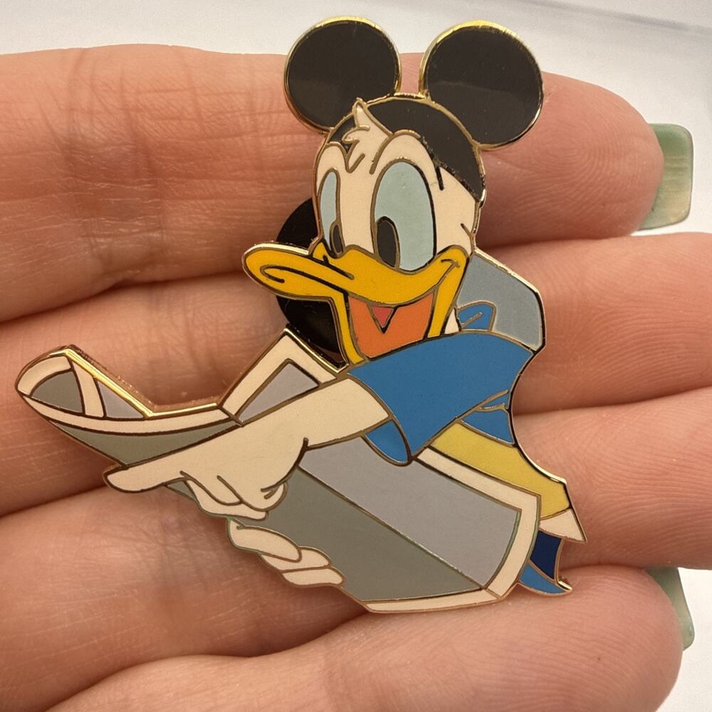 DISNEY PIN - DONALD DUCK WITH MOUSE EARS ON READING A MAP - 2003